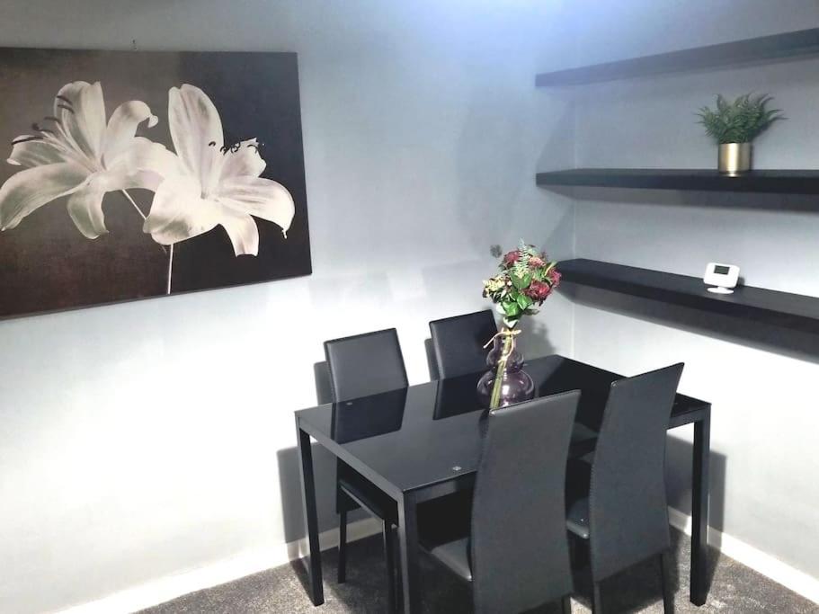 Comfy 1st Floor Flat, Sleeps 4 * London