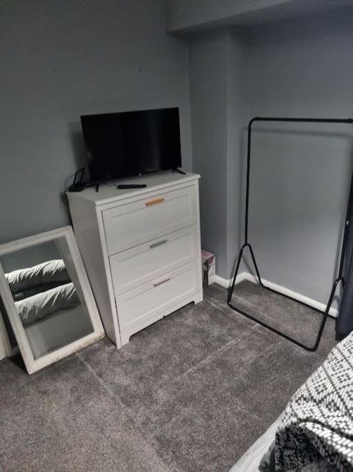 Apartment Comfy 1st Floor Flat, Sleeps 4 *