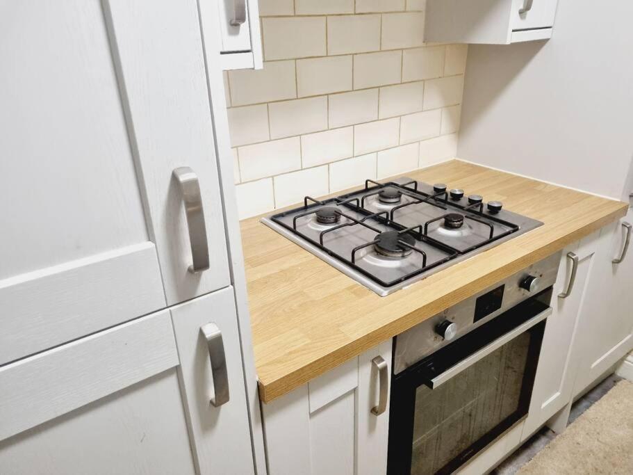 Comfy 1st Floor Flat, Sleeps 4 London